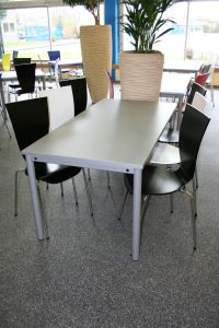 209 Kantinenst�hle St�hle Gesellschaftsr�ume schwarz weiss