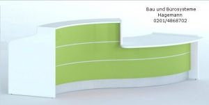Nr. 29 wei�e/gruen hochglanz Theke 336 cm lang s-f�rmig Licht