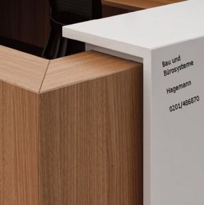 1.0.2 Verwaltungstheke Walnu�-Theke / wei�er Frontaufsatz
