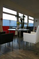 13 Auststattung Kantine moderne Art weiss rot schwarz