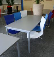 213 Kantinenst�hle lackiert hellblau dunkelblau weiss chrom gest