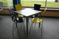 221 Kantinenst�hle vierfuss dunkel blau k�nigsblau gelb