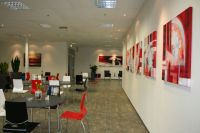 10 Designerkantine  mit Moderner Kunst an den W�nden