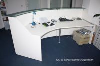 No 2 weisse runde Empfangstheke weiss silber glas Top satiniert