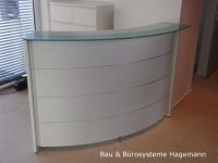 Ausstellungstheke 4 weiss silber 170 cm lang gebogen Top Glas