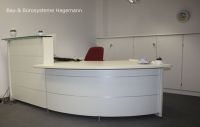 No 3 weisse runde Empfangstheke weiss silber glas Top satiniert