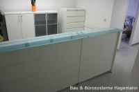 No 1 weisse gerade Empfangstheke weiss silber glas Top
