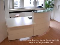 No 13 weisse runde Empfangstheke weiss silber glas Top satiniert