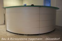 No 15 weisse runde Empfangstheke weiss silber glas Top satiniert