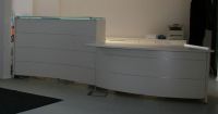 No 14 weisse runde Empfangstheke weiss silber glas Top satiniert