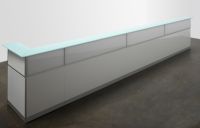 No 19 weisse gerade Empfangstheke weiss silber glas Top satinier