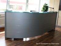 No 17 weisse runde Empfangstheke weiss silber glas Top satiniert
