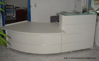 No 20 weisse runde Empfangstheke weiss silber glas Top satiniert