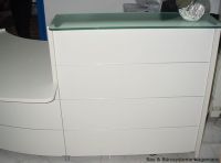 No 21 weisse runde Empfangstheke weiss silber glas Top satiniert