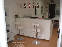 No 26 weisse gerade Empfangstheke weiss silber glas Top satinier