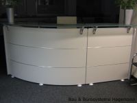 No 29 weisse runde Empfangstheke weiss silber glas Top satinier