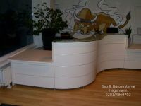No 31 weisse runde Empfangstheke weiss silber glas Top satinier