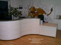 No 31a weisse runde Empfangstheke weiss silber glas Top satinier