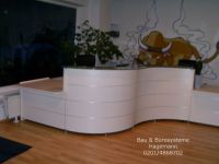 No 31b weisse runde Empfangstheke weiss silber glas Top satinier