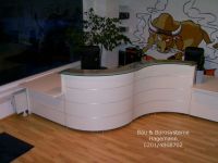 No 31c weisse runde Empfangstheke weiss silber glas Top satinier