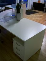 No 31e weisse runde Empfangstheke weiss silber glas Top satinier