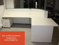 No 32 weisse runde Empfangstheke weiss silber glas Top satinier