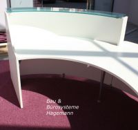 No 32a weisse runde Empfangstheke weiss silber glas Top satinier