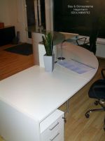 No 33 weisse runde Empfangstheke weiss silber glas Top satinier
