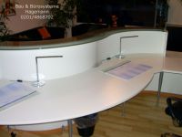 No 33a weisse runde Empfangstheke weiss silber glas Top satinier
