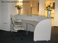 No 33c weisse runde Empfangstheke weiss silber glas Top satinier
