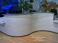 No 34 weisse runde Empfangstheke weiss silber glas Top satinier