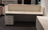 No 19a weisse gerade Empfangstheke weiss silber glas Top satinie
