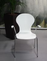 Nr 8f Mehrzweckst�hle weisse St�hle mit Armlehne