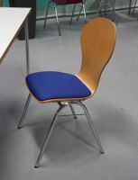 Nr 28 Mehrzweckst�hle, blaue St�hle mit und ohne Armlehne