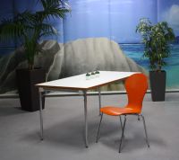 Nr 29 Mehrzweckst�hle, orange St�hle mit und ohne Armlehne