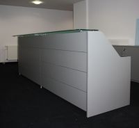 Nr 10b moderne_Theken_Empfangstheke mit silbernen Zierstreifen