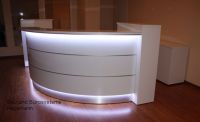 Theke weiss beleuchtet 352 x 193 cm Stellma� mit K�stchen