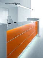 V11 Theke Front orange Beleuchtung Seitenk�sten weiss 223cm