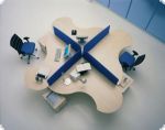 ergonomischer Vierer - Arbeitsplatz - Insel mit Trennwänden